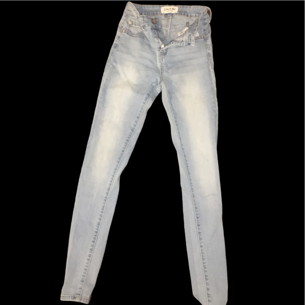 Light wash skinny jeans.